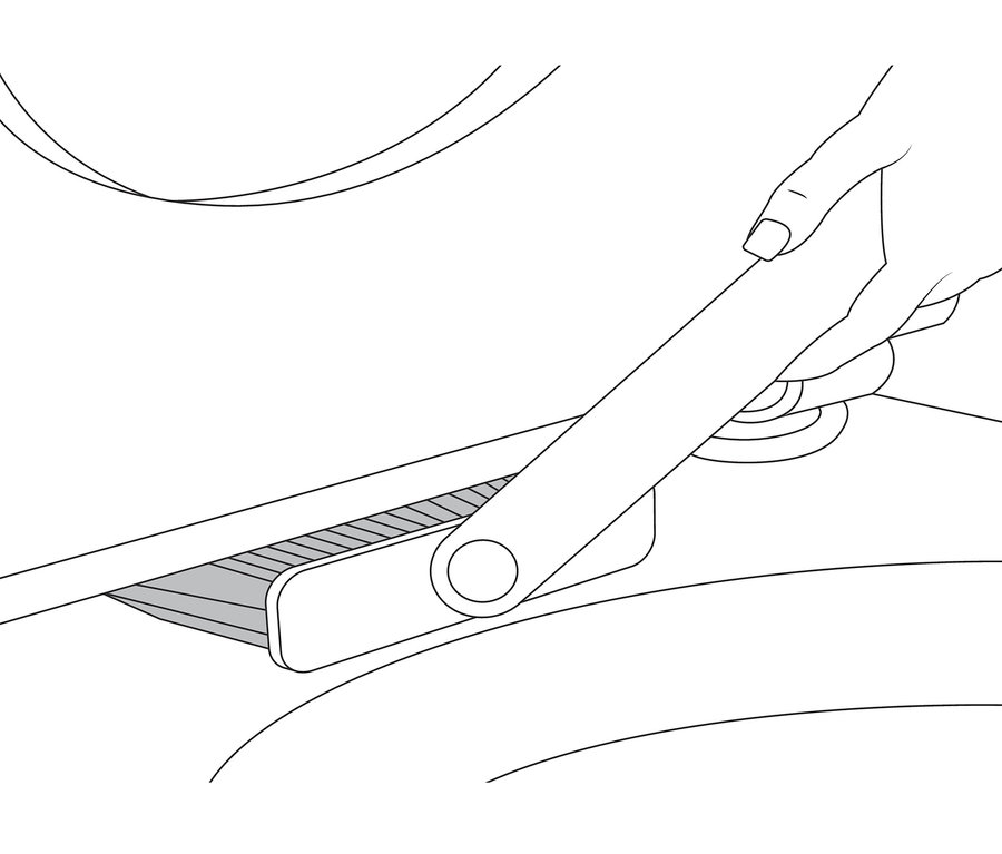Une main tient l'outil pour joints 4 en 1 et nettoie les joints.