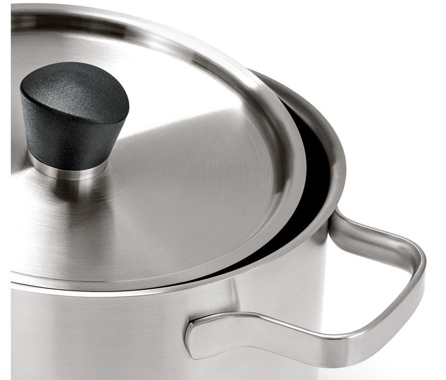 Vue détaillée d'une casserole en inox avec couvercle en verre.