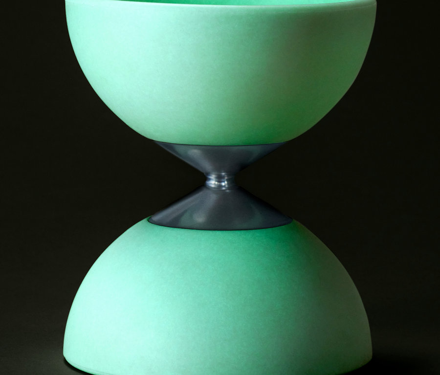 Diabolo vert « Glow in the dark » sur fond sombre.