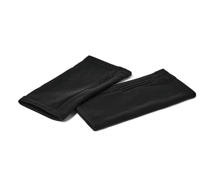 Deux mitaines noires.