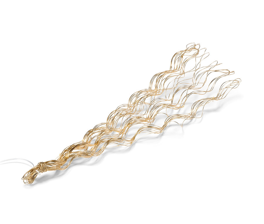 Branche décorative à LED dorée sur fond blanc.