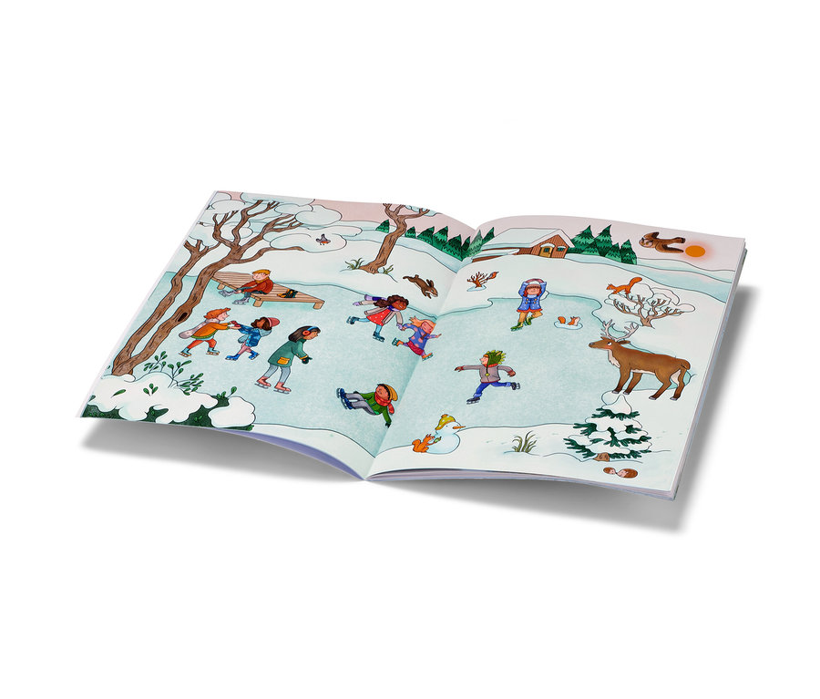 Livre ouvert illustrant une scène d'hiver avec des enfants patinant sur la glace. « Mein Stickerbuch Winter » visible.