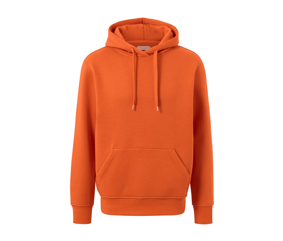 Un sweat à capuche orange.