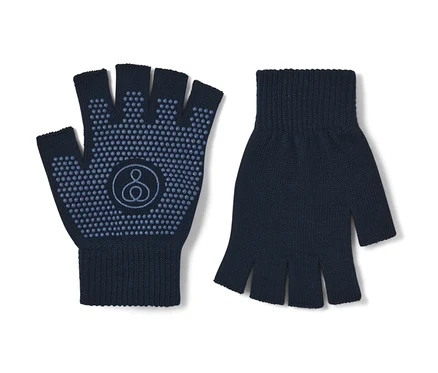 Deux gants de yoga bleu marine sans doigts sont posés l'un à côté de l'autre sur un fond blanc.