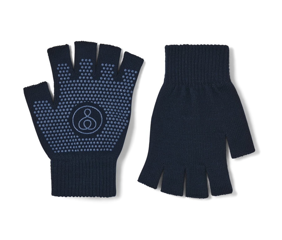 Deux gants de yoga bleu marine sans doigts sont posés l'un à côté de l'autre sur un fond blanc.