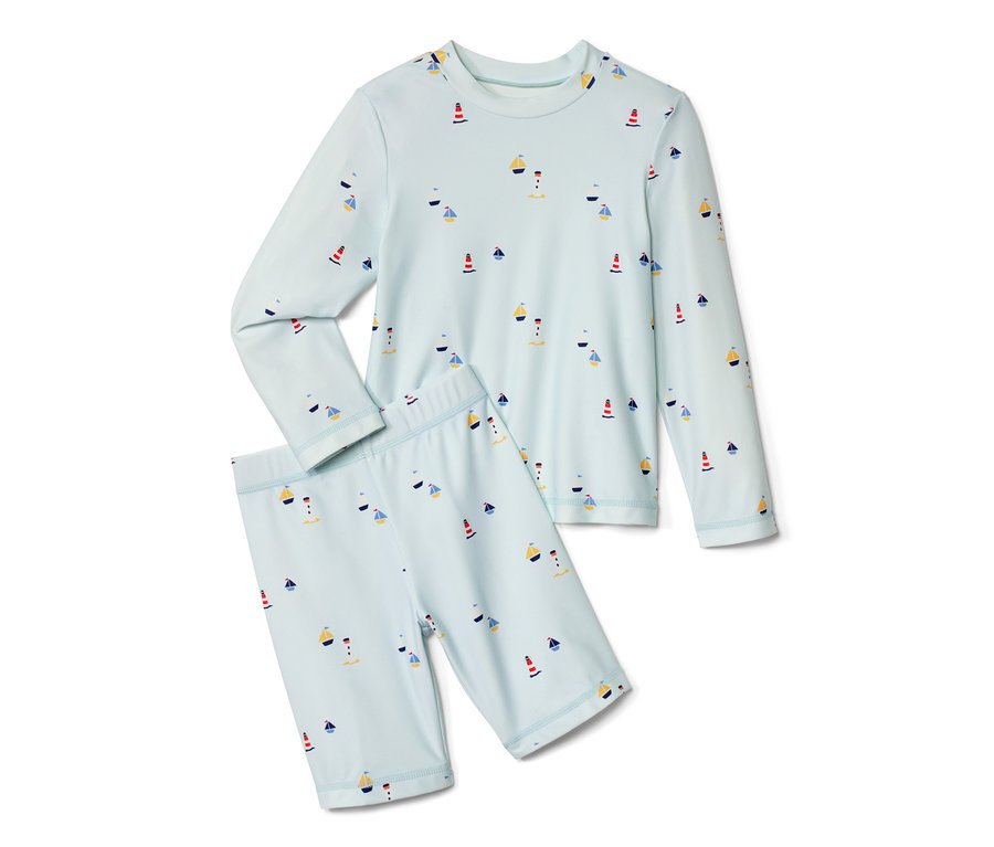 Ensemble pour enfant avec indice de protection UV 80, marin : T-shirt à manches longues et short bleu clair avec des motifs de phares et de voiliers.