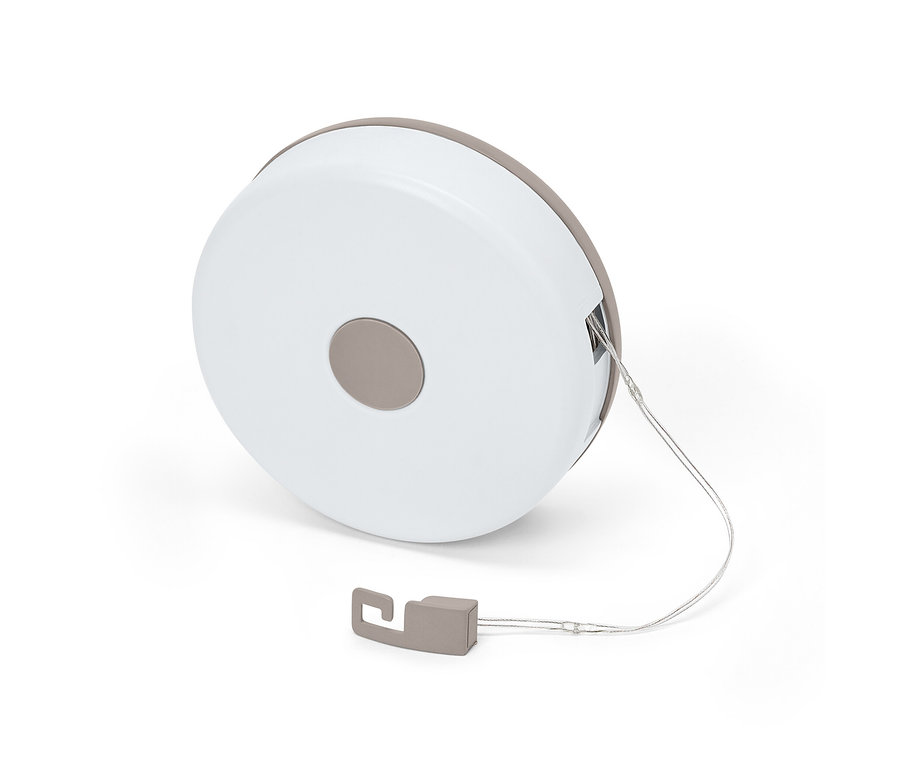 Une guirlande lumineuse de camping 2 en 1 gris blanc sur fond blanc.