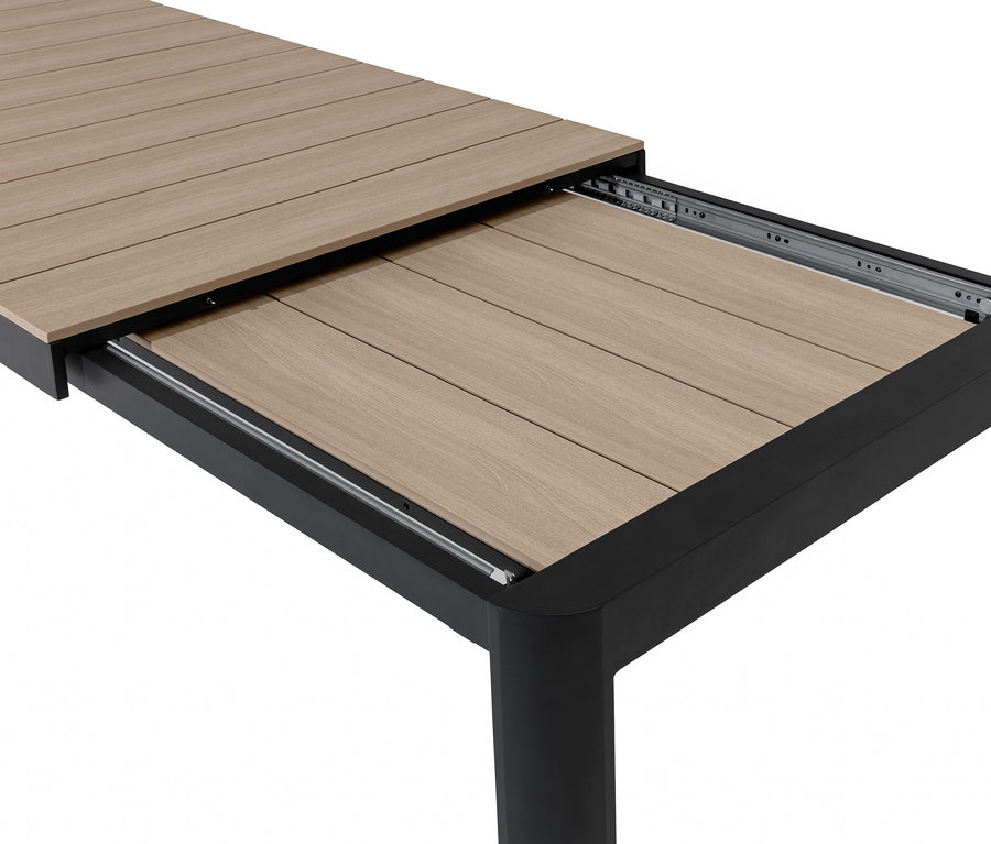 Une table à rallonge avec plateau en polywood est partiellement déployée.