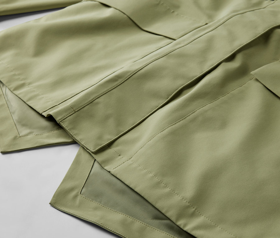 Gros plan sur une veste de pluie vert clair.