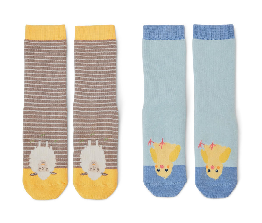 Deux paires de chaussettes anti-dérapantes pour enfant : une paire marron rayée avec un motif de mouton, l'autre bleu clair avec des poussins.