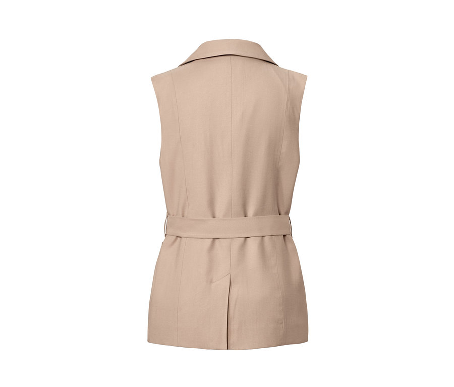 Gilet beige avec ceinture à nouer.