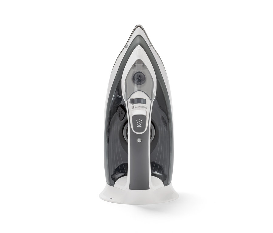 Gros plan d'un fer à repasser à vapeur sans fil.