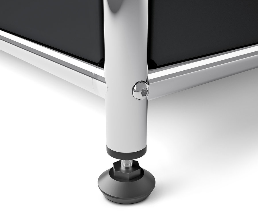 Gros plan sur un meuble en métal noir CN3 avec un pied chromé et un patin réglable.