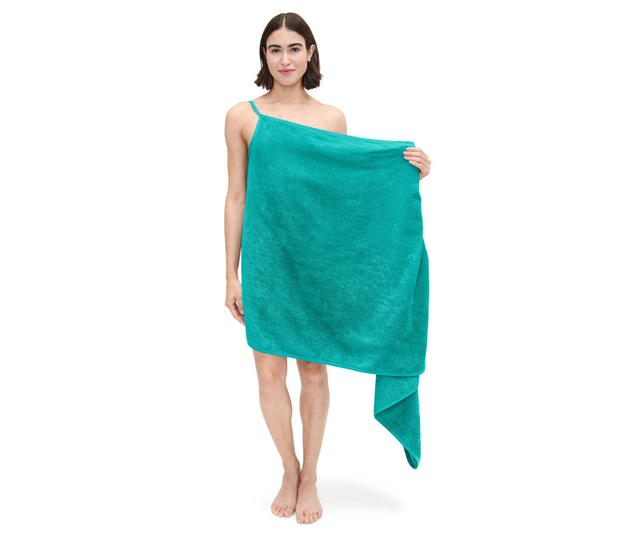 Femme tenant une robe-serviette turquoise.