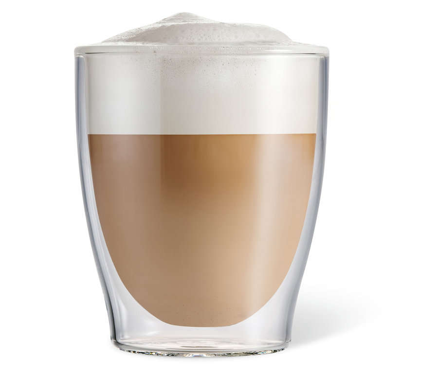 Un café crème avec de la mousse dans un verre à double paroi.