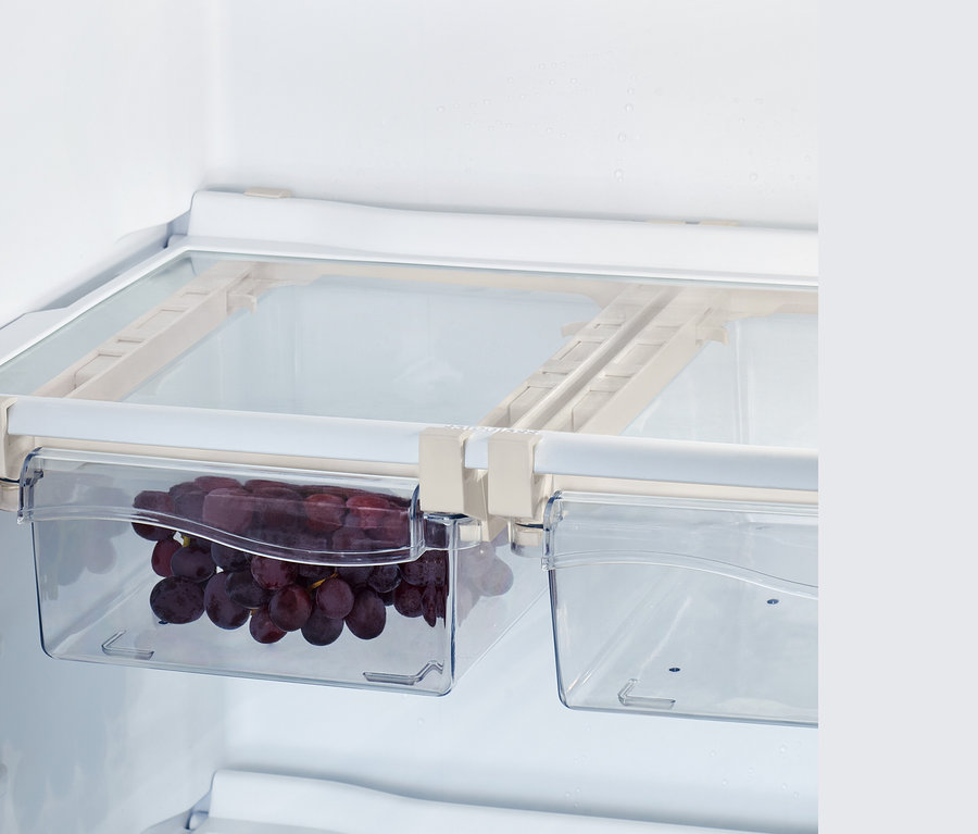 Raisins rouges dans 2 compartiments de réfrigérateur extensibles.
