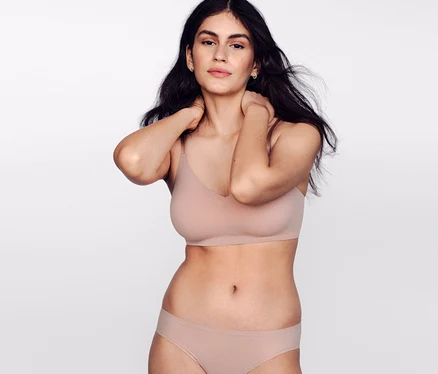 Femme posant en brassière invisible SCHIESSER avec coussinets, beige.