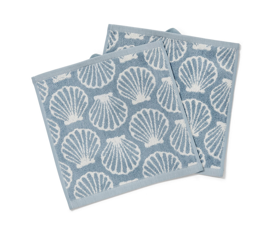 Deux gants de toilette bleus avec motif de coquillages.