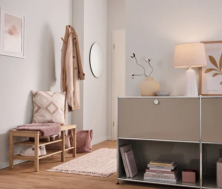 Entrée avec un buffet en métal « CN3 » à 2 abattants amovibles et banc avec porte-manteau.