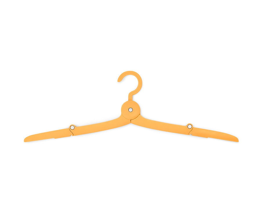 Un cintre de voyage pliable jaune (6 pièces) sur fond blanc.