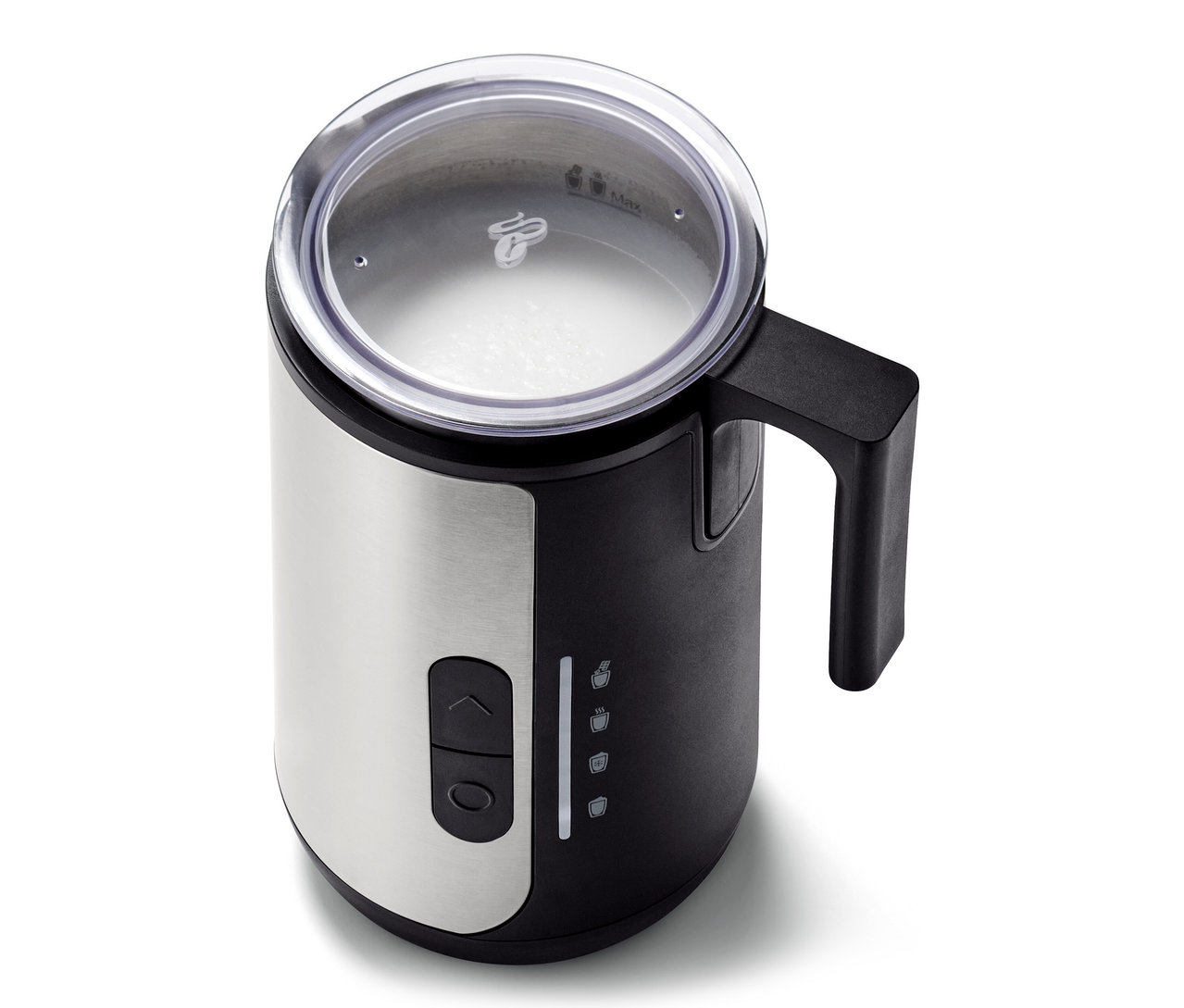 Un mousseur à lait électrique argenté et noir avec un couvercle transparent et du lait à l'intérieur.