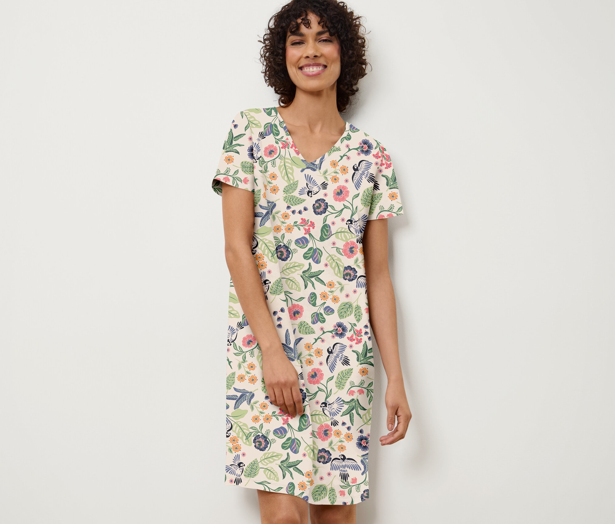 Femme portant une chemise de nuit à motifs floraux.