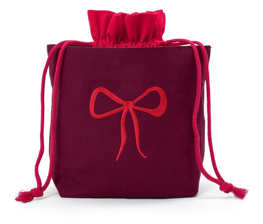 Sac cadeau en tissu bordeaux avec ruban rouge.
