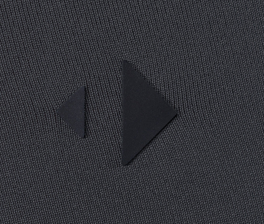 Gros plan sur un legging de sport 7/8 avec un logo.