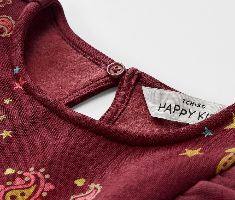 Gros plan sur une robe en sweat pour enfant.