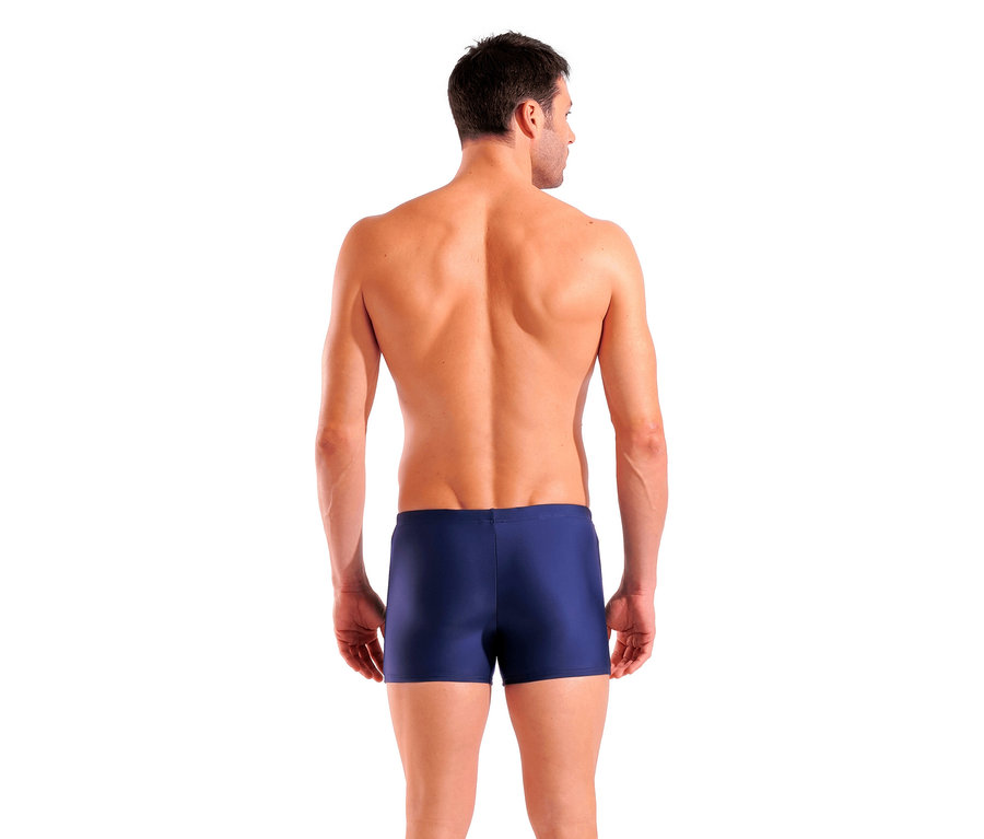 Homme vu de dos portant un maillot de bain arena Scratchy, bleu marine.