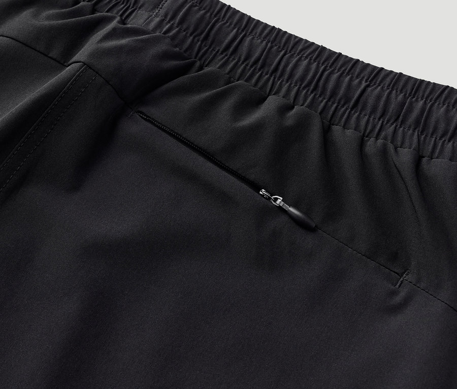 Détail d'une jupe-short fonctionnelle avec poche zippée.