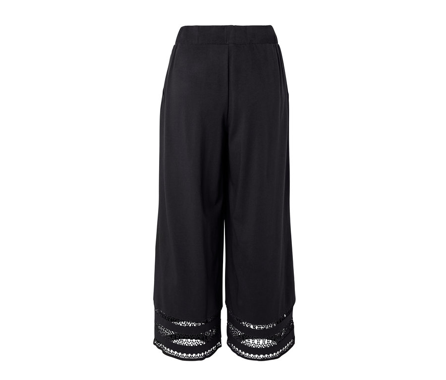 Culotte noire avec broderie à l'ourlet.