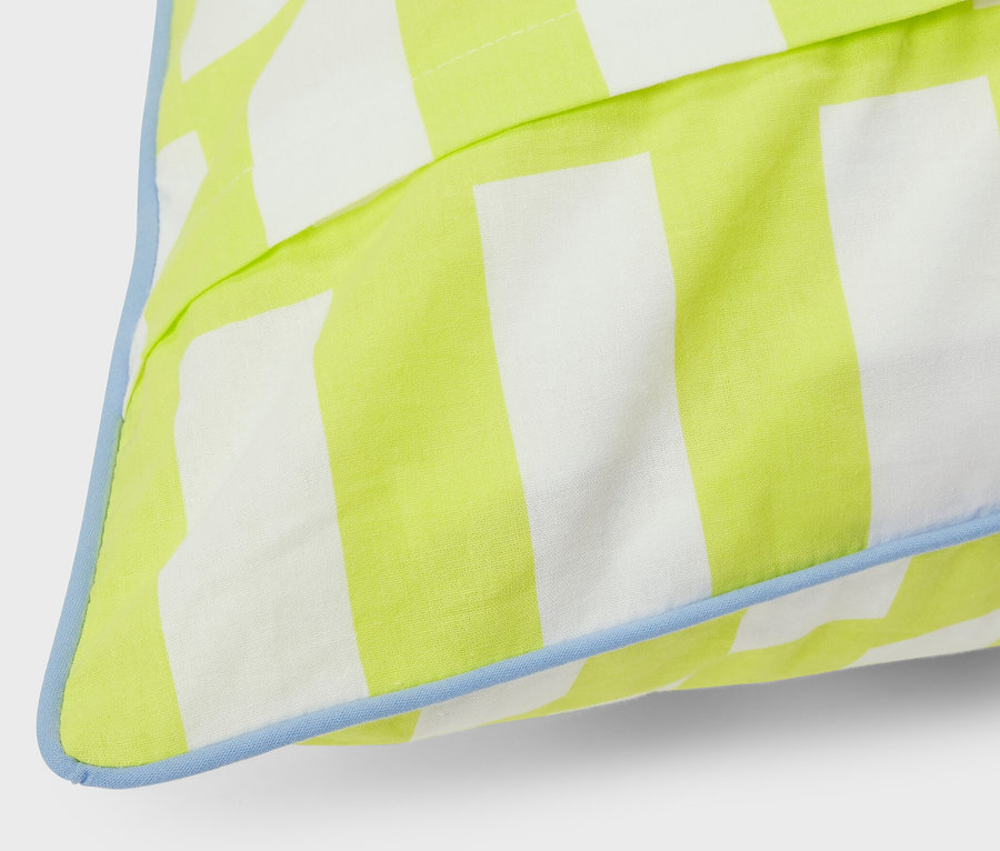 Gros plan d'une parure de lit en renforcé lime de taille standard avec des rayures verticales.