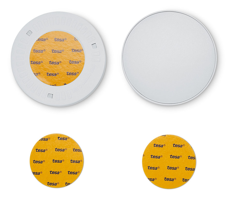 Deux lampes multifonctionnelles à LED et quatre patchs adhésifs Tesa.