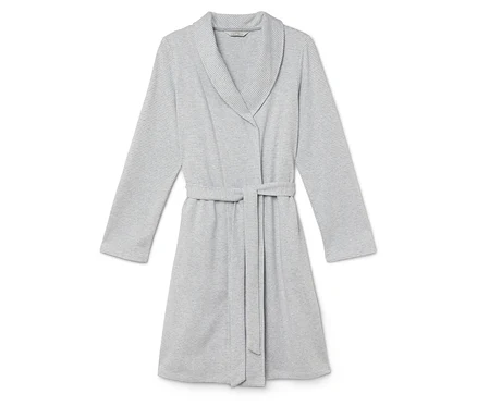 Peignoir gris rayé avec ceinture.