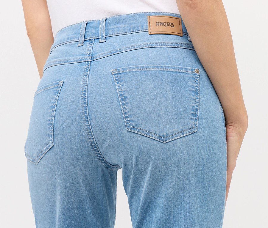 Vue arrière d'une femme portant un jean Angels « Lara » coupe droite, bleu clair.