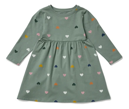 Robe verte à manches longues avec motif de coeurs.