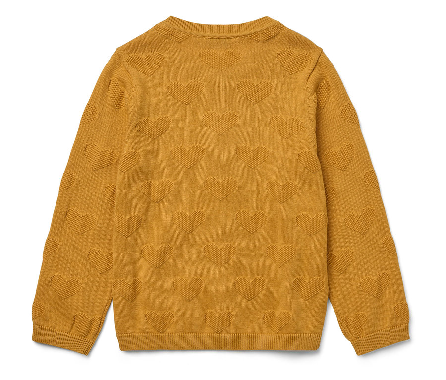 Gros plan d'un pull jaune avec motif de coeurs en relief.