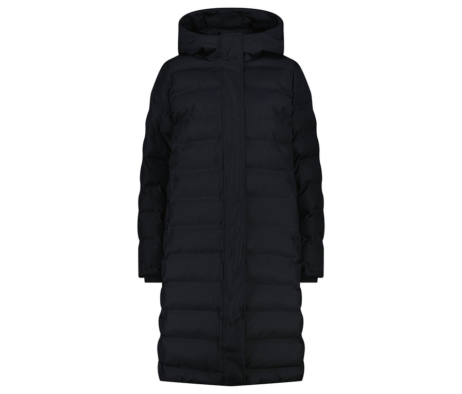 Un manteau long noir à capuche.