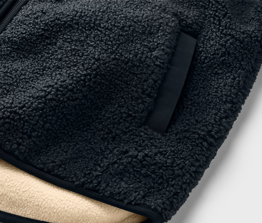 Détail d'une veste en peluche teddy pour enfant.