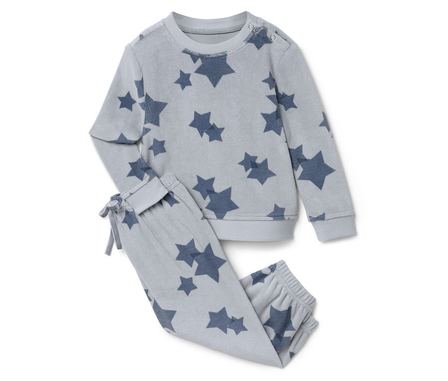 Un ensemble de vêtements pour enfants à motif d'étoiles composé d'un sweat-shirt et d'un pantalon.