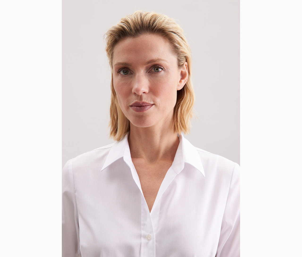 Femme portant une chemise blanche Seidensticker Slim Fit non iron.