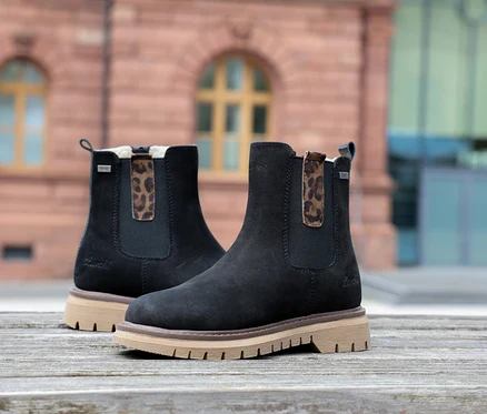 Deux bottes noires LURCHI »Elena-TEX« sur une surface en bois.