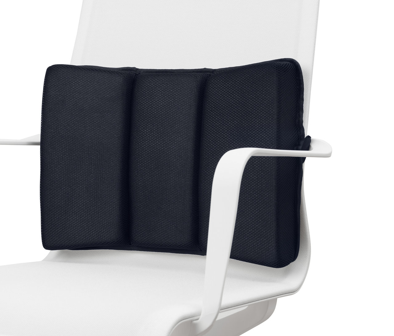 Coussin lombaire bleu marine fixé sur une chaise de bureau blanche.