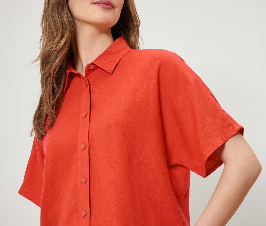 Détail d'un chemisier en lin orange pour femme.