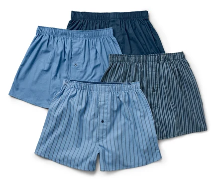 Quatre boxers pour hommes de différentes couleurs et motifs sur fond blanc.