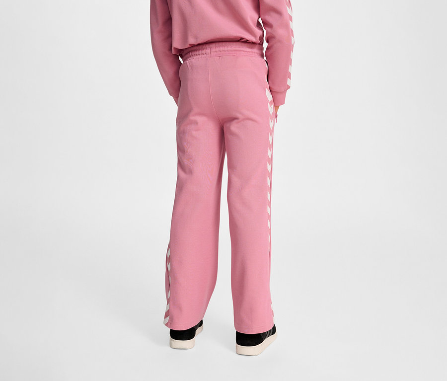 Une personne vue de dos porte un pantalon HUMMEL HMLJR Archive Wideleg Poly.