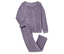 Un pyjama en velours violet avec des manches longues et un pantalon est posé sur un fond blanc.