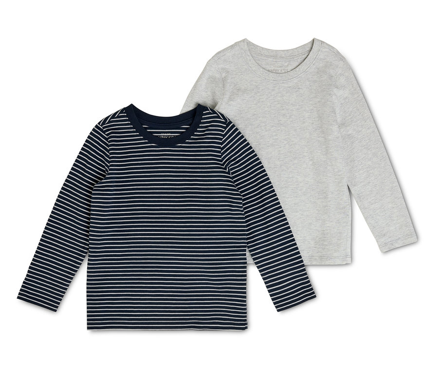 Deux t-shirts à manches longues pour enfants sont posés côte à côte, un rayé bleu et blanc et l'autre gris.