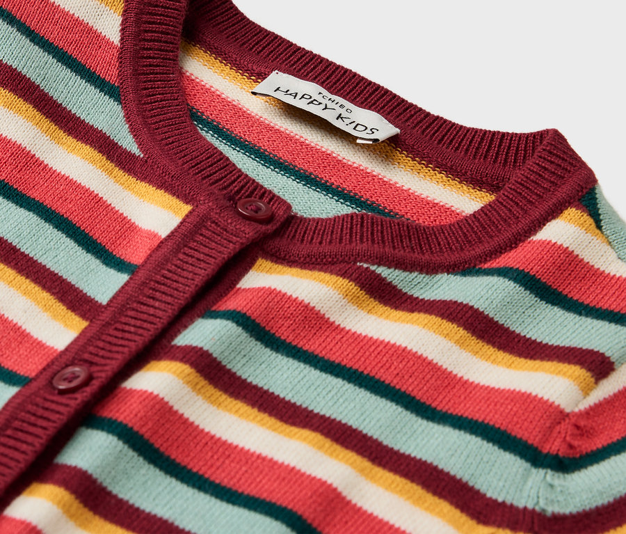 Détail d'une jaquette en maille pour enfant rayée avec des bordures et des boutons bordeaux.